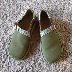 Like new chaco shoes